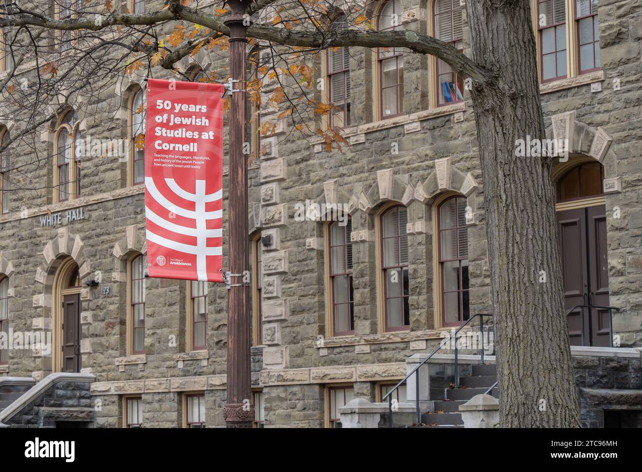 Ithaca, New York - 6 novembre 2023: Banner esposto nel campus della Cornell University Discribing Jewish Studies presso la Ivy-League School. Foto Stock