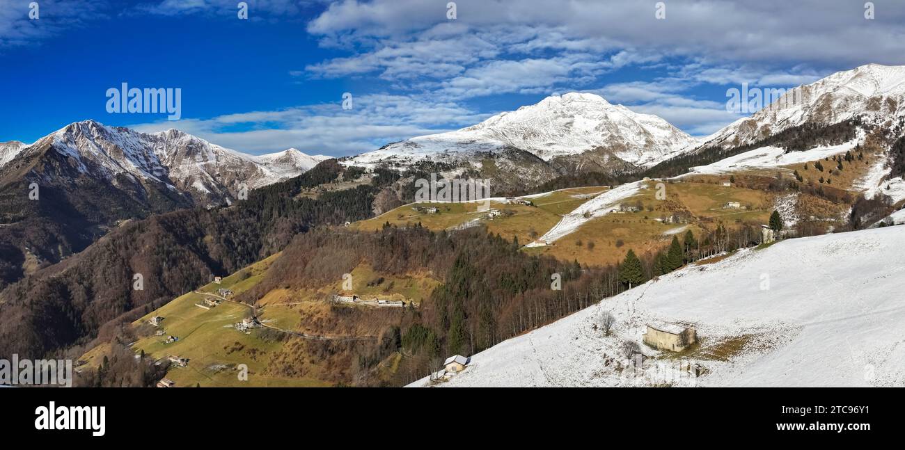 Veduta aerea del Monte Arera , del Monte Alben e del Monte Grem nella Val Seriana e della Val Brembana, lombardia, Bergamo, Italia Foto Stock