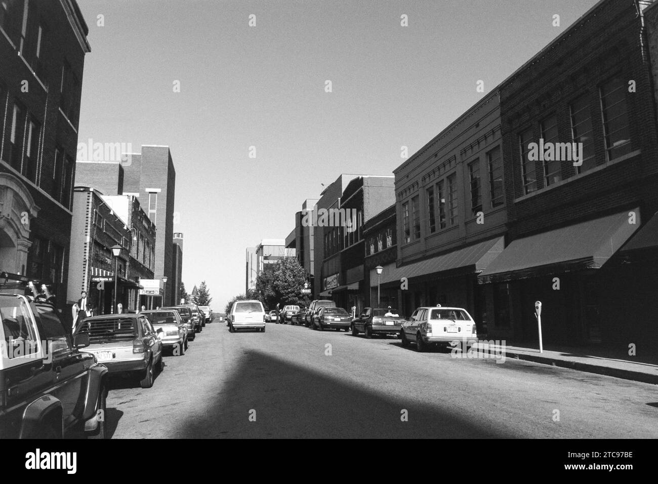 Fayetteville, Arkansas, USA - 21 agosto 1992: Vista editoriale d'archivio in bianco e nero di East Center Street nel centro storico. Girato su pellicola. Foto Stock