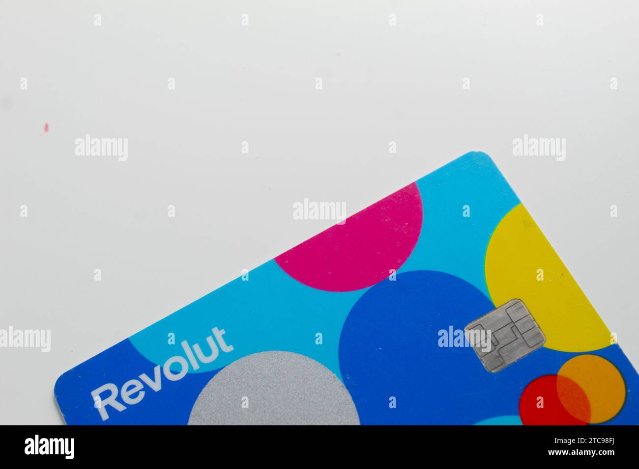 Una foto ravvicinata della carta di credito Revolut Junior su sfondo bianco. Foto Stock
