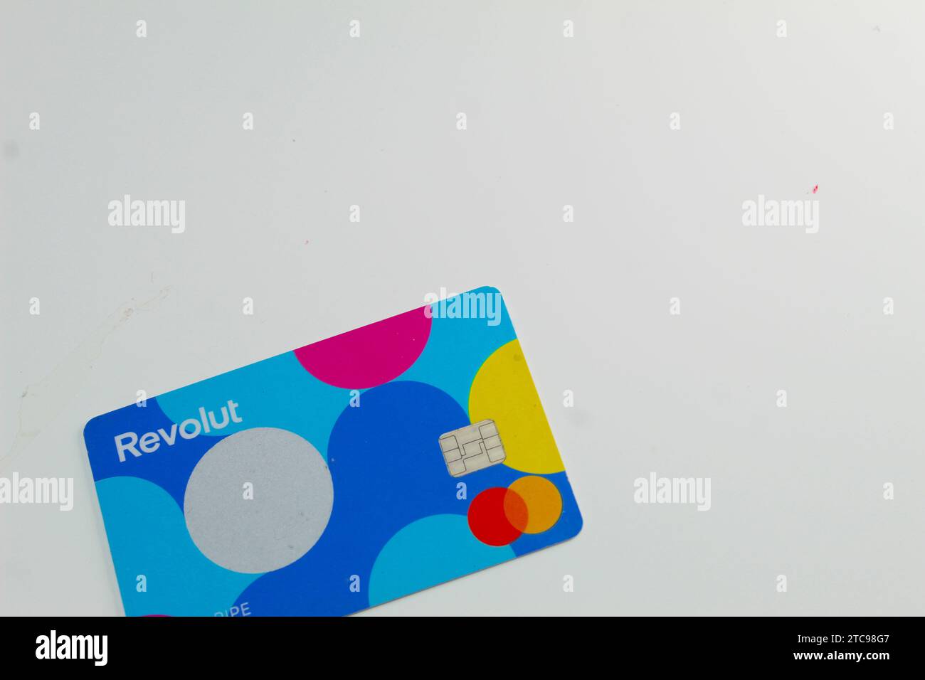 Una foto ravvicinata della carta di credito Revolut Junior su sfondo bianco. Foto Stock