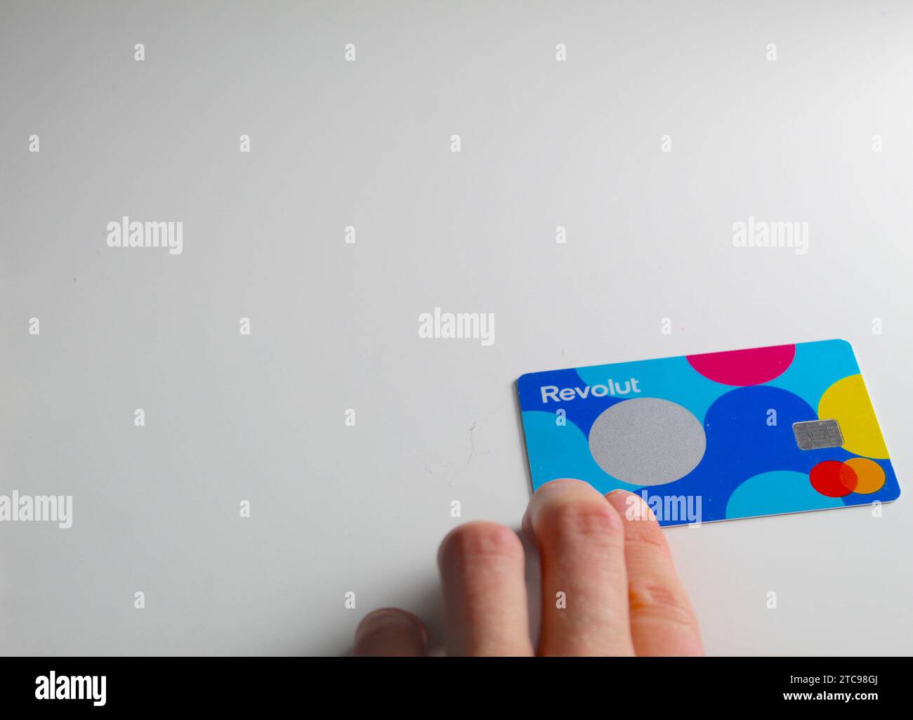 Una foto ravvicinata della carta di credito Revolut Junior su sfondo bianco. Foto Stock