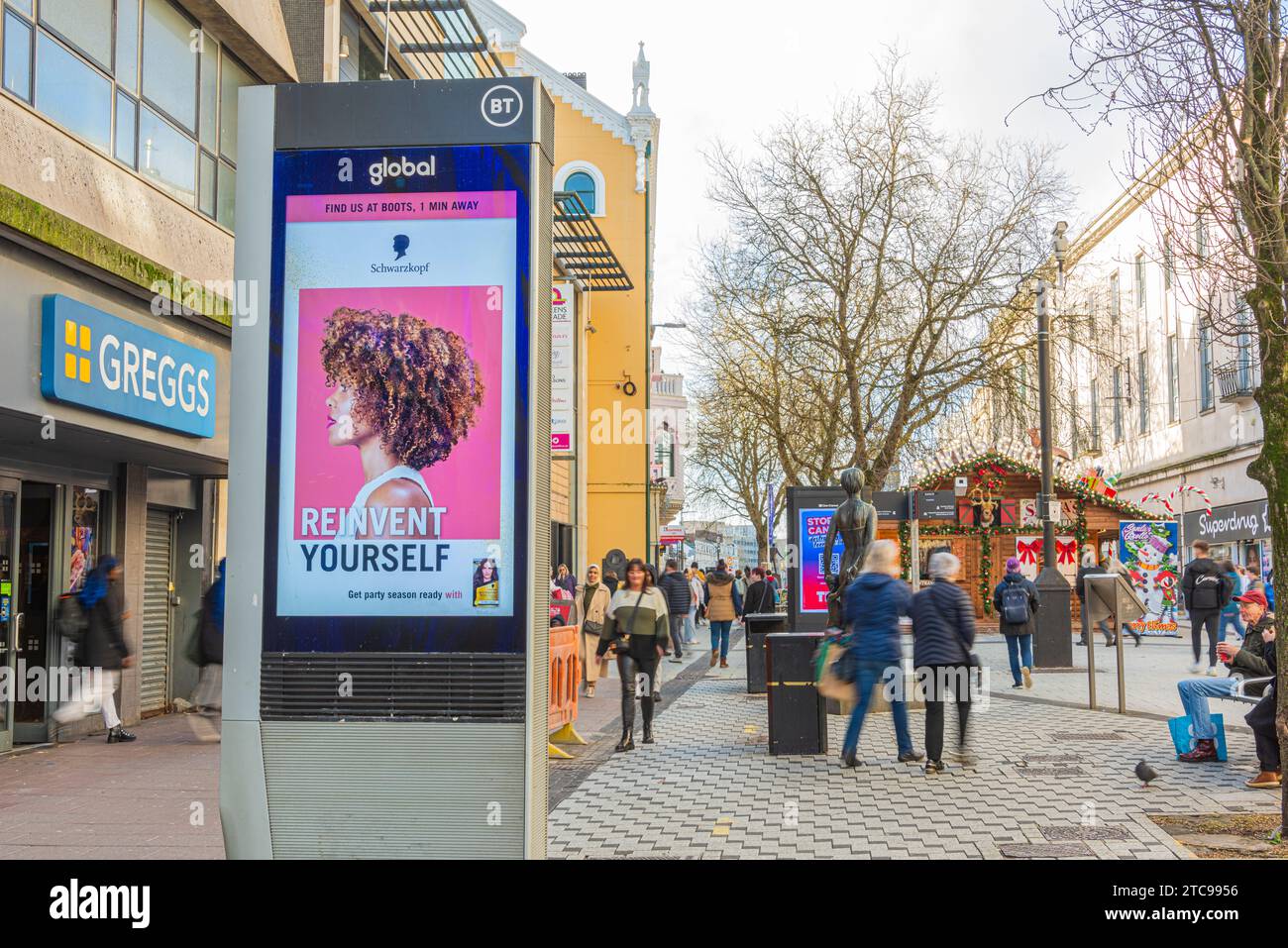 Schermo per la pubblicità digitale su Cardiff Queen Street Foto Stock