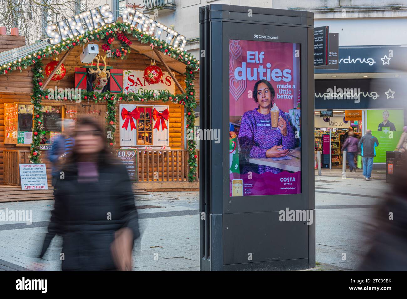 Schermo per la pubblicità digitale su Cardiff Queen Street Foto Stock