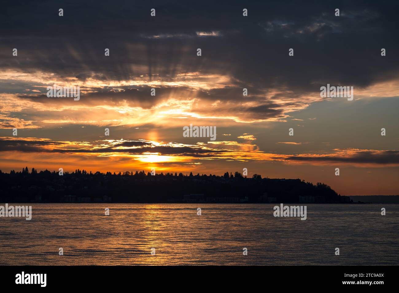 Seattle, Stati Uniti. 29 novembre 2023. Molo 62: Tramonto su Elliott Bay. Foto Stock