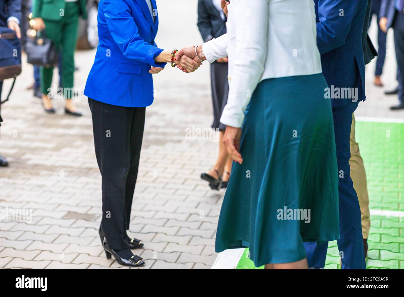 Uomini d'affari o politici accolgono favorevolmente la stretta di mano prima dell'incontro Foto Stock