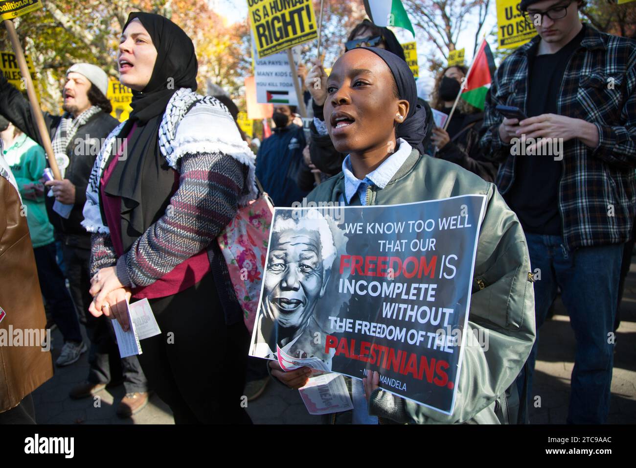 Raduno pro-palestinese tenutosi il Black Friday a New York per protestare contro il sostegno e la complicità degli Stati Uniti con Israele nel bombardamento di Gaza, uccidendo indiscriminatamente migliaia di civili dopo l'attacco di Hamas su Israele del 7 ottobre 2023. Foto Stock