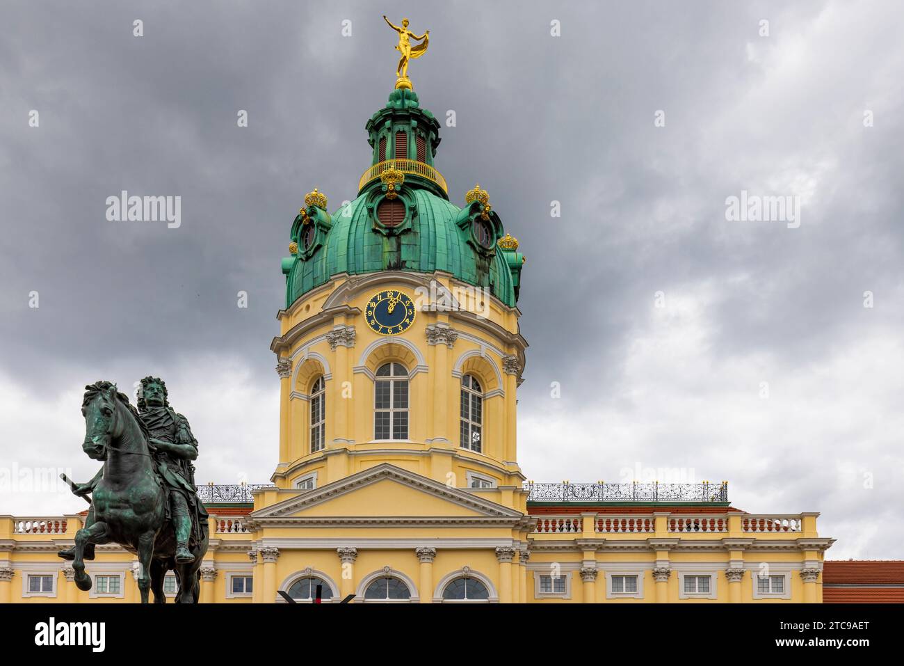 Berlino, Germania - 25 luglio 2023: Ingresso al palazzo di Charlottenburg a Berlino, Germania Foto Stock