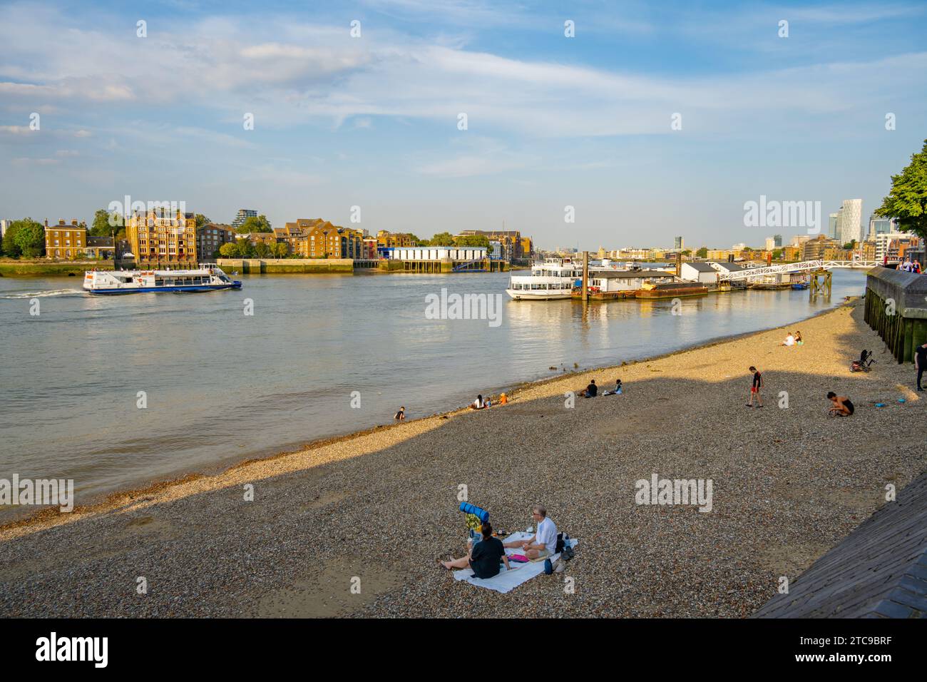 Bermondsey Beach sul fiume Tamigi in un caldo pomeriggio di siummer Foto Stock