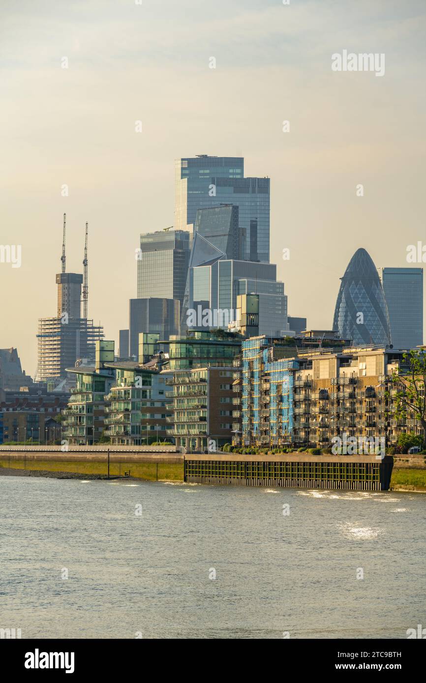 Guardando il Tamigi verso la città di Londra dalla riva sud di Bermondsey Foto Stock