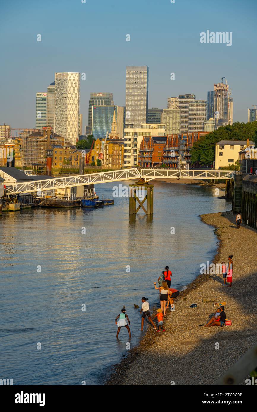 Bermondsey Beach sul fiume Tamigi in un caldo pomeriggio di siummer Foto Stock