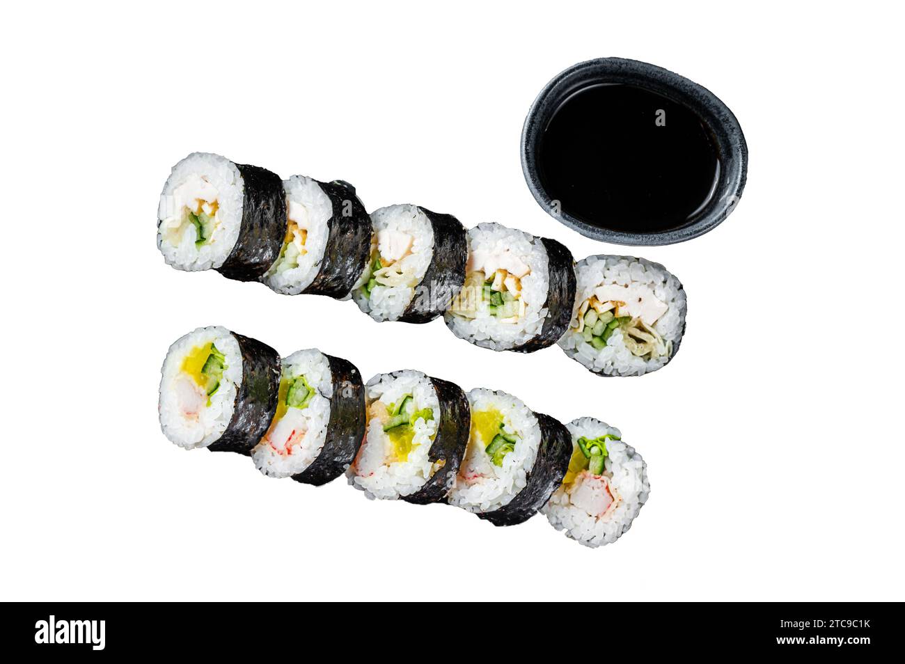 Involtino di riso coreano kimbap o gimbap, sushi coreano. Isolata, sfondo bianco Foto Stock