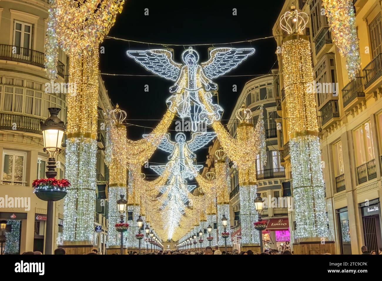 Malaga, Spagna - 25 novembre 2023: Angels on christmas Lights Decorations in via Larios con molte persone che si divertono, a Malaga, Andalusi Foto Stock