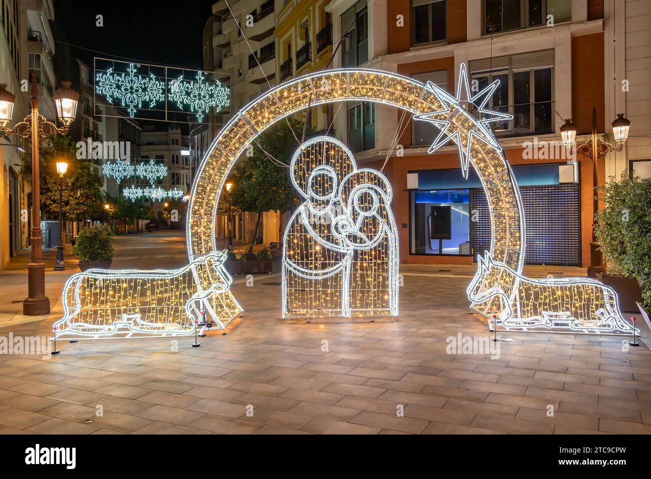 Decorazione natalizia nel centro della città di Huelva che rappresenta la Natività di Gesù a Betlemme. Scena religiosa della Sacra famiglia in Andalusia, Spagna Foto Stock