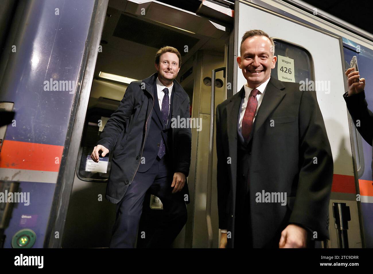 Berlino, Germania. 11 dicembre 2023. Clément Beaune (l), ministro francese dei trasporti, saluta Volker Wissing (FDP), ministro federale del digitale e dei trasporti, alla partenza del primo Nightjet da Berlino a Bruxelles e Parigi alla stazione centrale di Berlino. Crediti: Carsten Koall/dpa/Alamy Live News Foto Stock