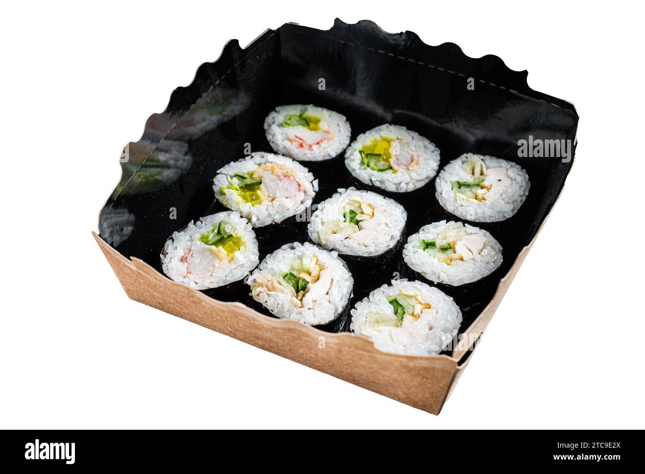 Kimbap o gimbap, involtino di riso coreano, sushi coreano. Isolata, sfondo bianco Foto Stock
