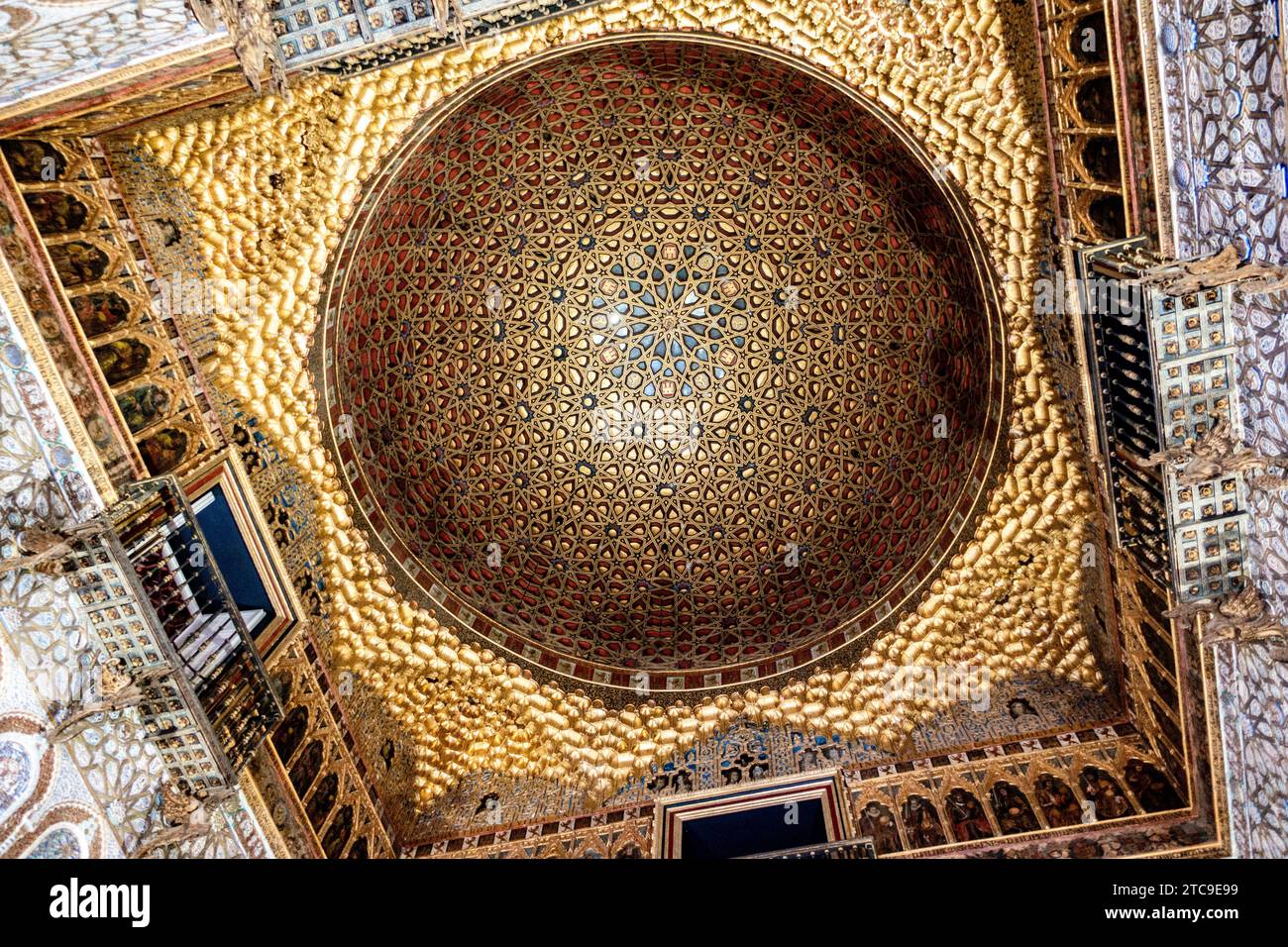 Vista dettagliata dell'interno della cupola riccamente decorata nell'Alcázar di Siviglia, il Palazzo reale di Siviglia, Spagna, Foto Stock