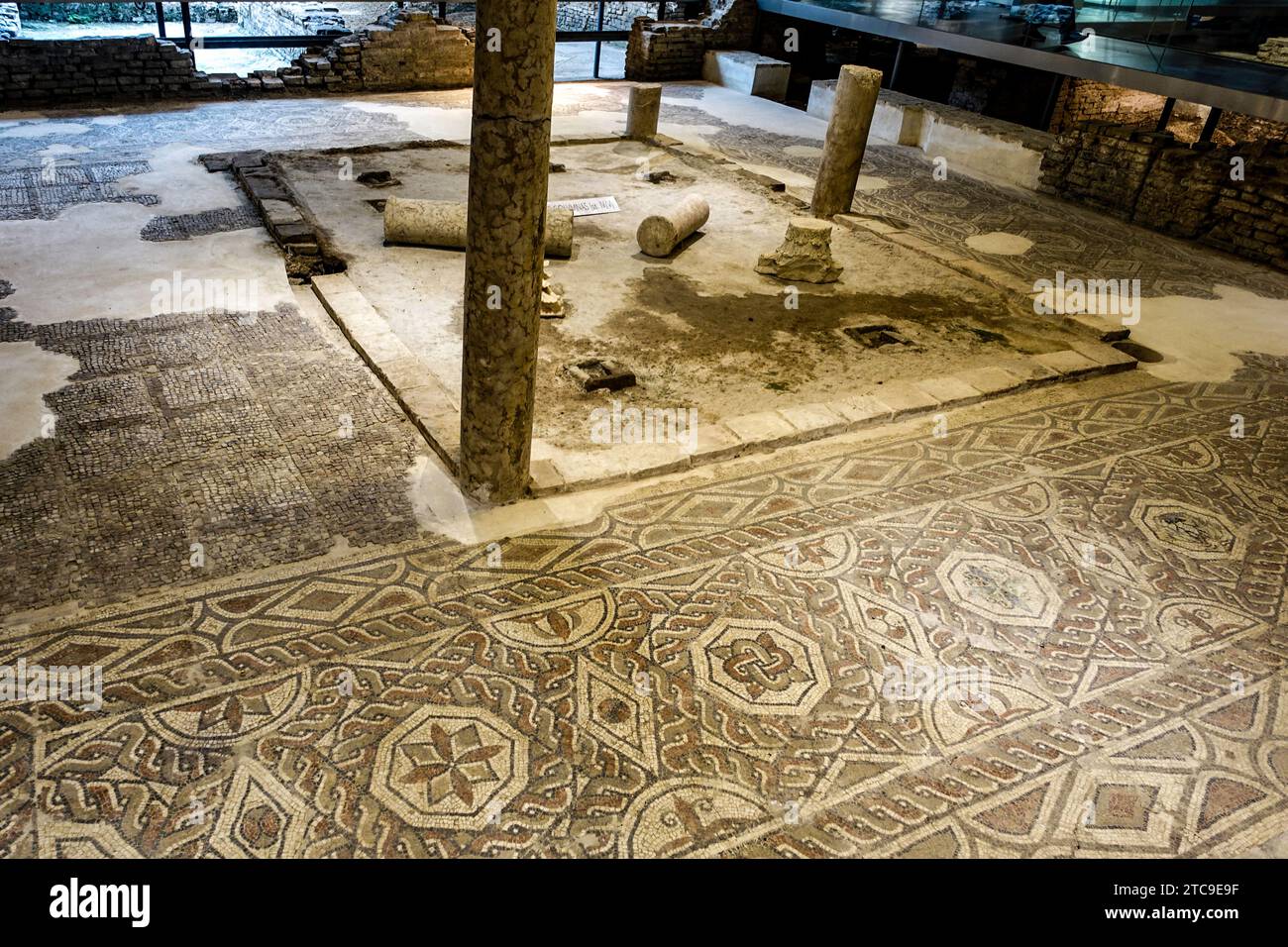 Antico sito archeologico mosaico romano, nell'Antiquarium De Seville, Spagna. Foto Stock