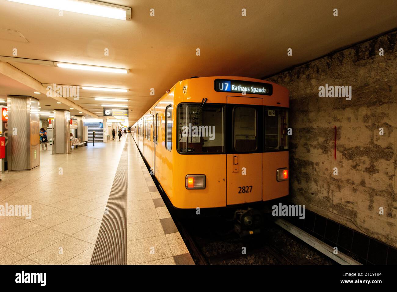 Berlino, Germania. Retrospettiva ma rinnovata metropolitana del treno U-Bahn in una piattaforma della linea U7 tra Spandau nel sud-ovest e Rudow nel sud del Campidoglio tedesco. Foto Stock