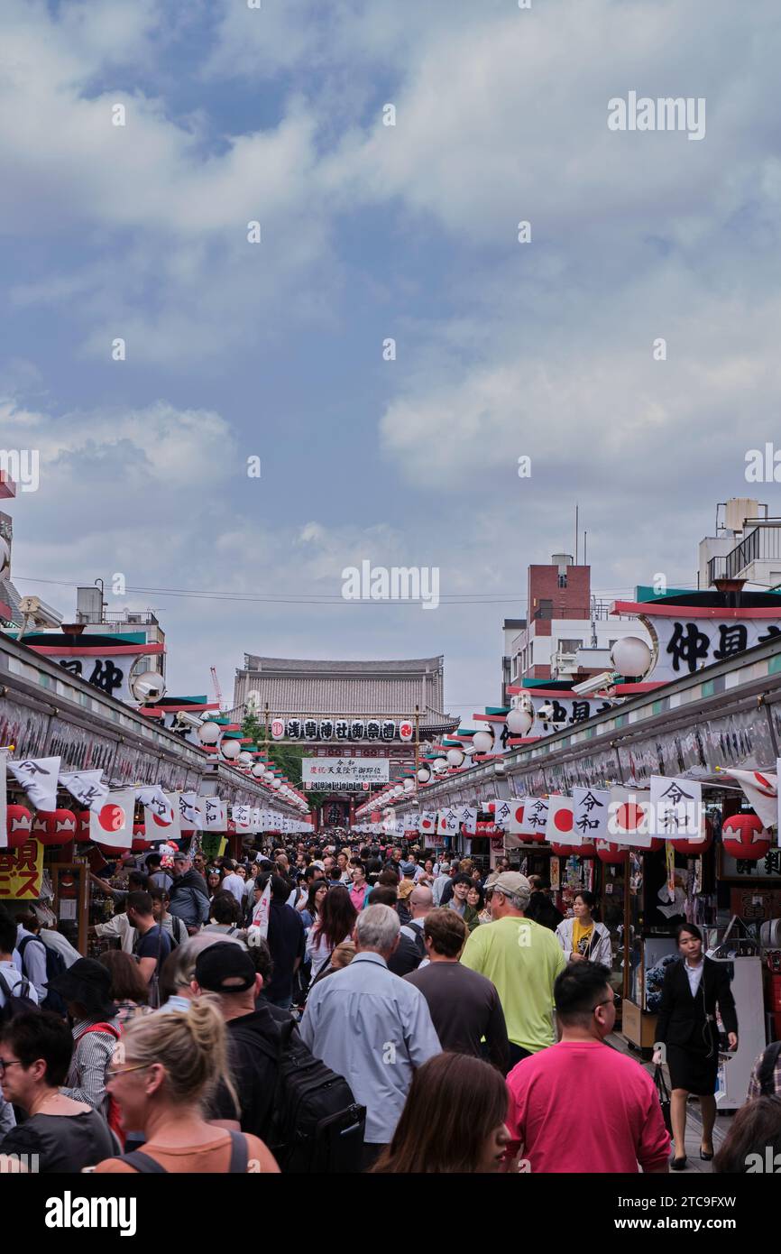 Tokyo Giappone; 13 maggio 2019: Migliaia di turisti visitano il tempio buddista Sensō-ji in Giappone ogni giorno. Foto Stock