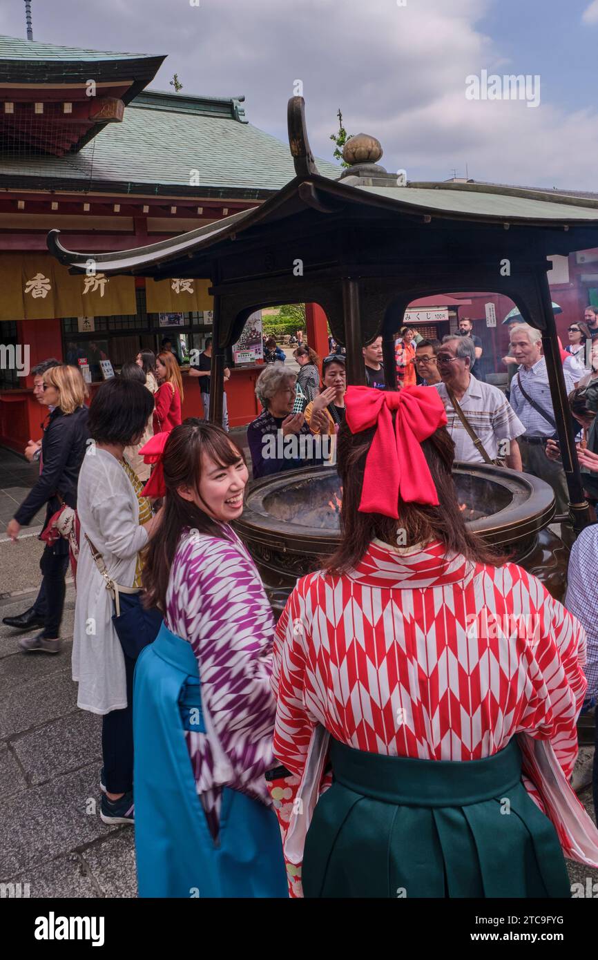 Tokyo Giappone; 13 maggio 2019: Due ragazze di origine asiatica visitano il tempio buddista Sensō-ji Foto Stock