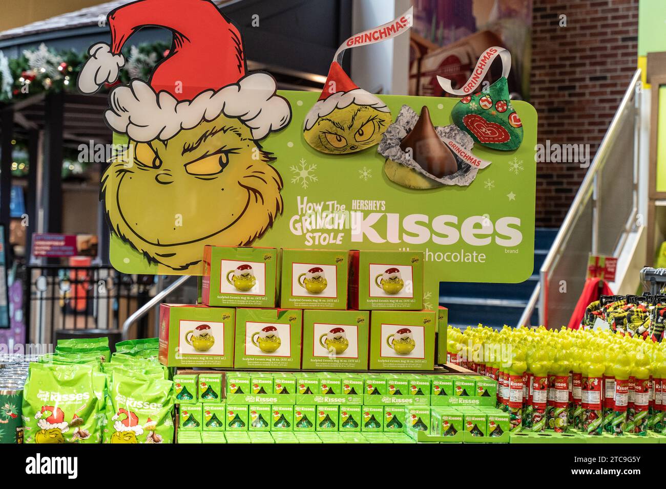 Hershey, Pennsylvania - 8 dicembre 2023: How the Grinch Stole Christmas Candy display presso il negozio Hershey's Chocolate World Retail Store. Foto Stock