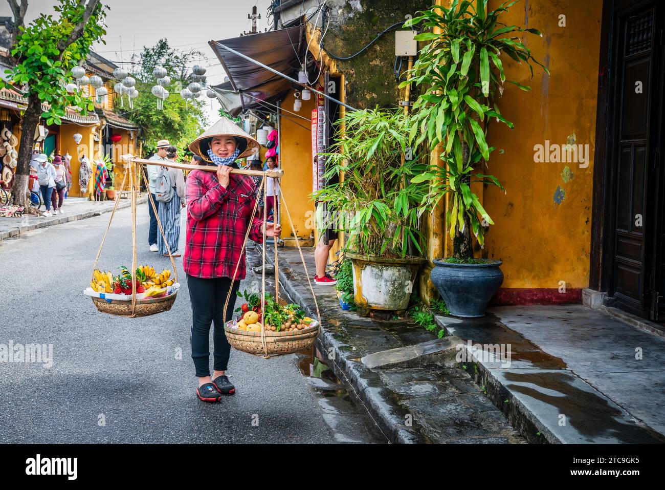 Hoi An, Vietnam, 20 novembre 2022: Un venditore di frutta di strada nella città di Hoi An in Vietnam Foto Stock