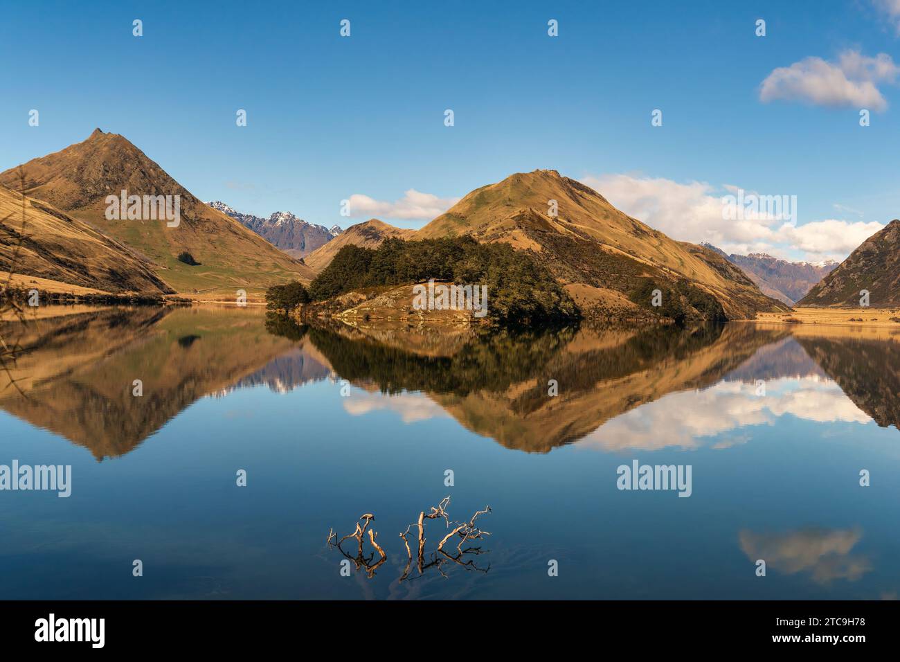 Riflesso cristallino sul lago di falco d'acqua molto fermo nelle montagne vicino a queenstown Foto Stock