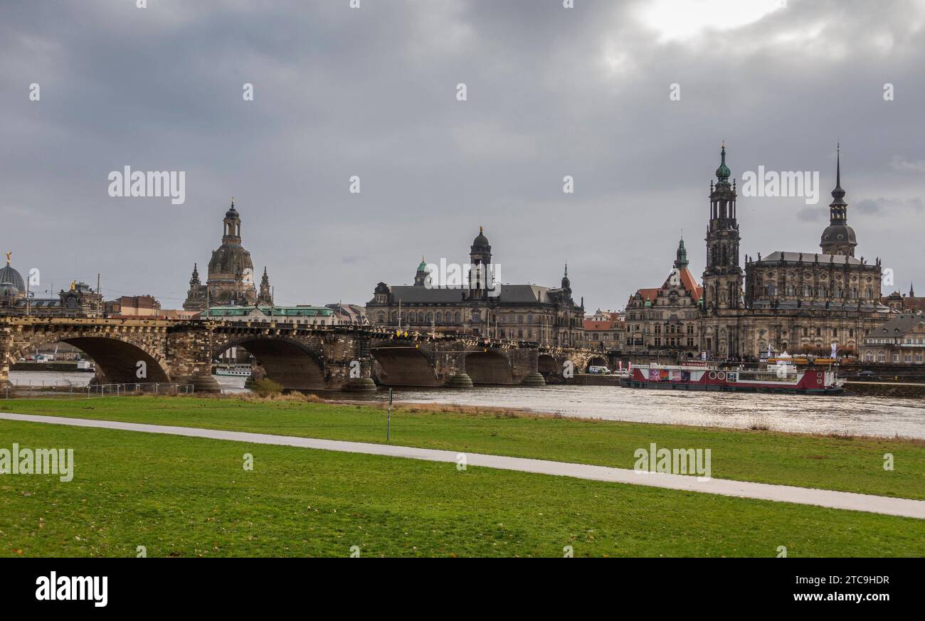 An Dieser stelle malte Canaletto sein bekanntes Ölgemälde Blick auf Dresden. DAS Gemälde entstand am rechten Elbufer unterhalb der Augustusbrücke *** Canaletto dipinse il suo famoso dipinto ad olio Vista di Dresda in questo punto il dipinto è stato creato sulla riva destra dell'Elba sotto il Ponte di Augusto credito: Imago/Alamy Live News Foto Stock