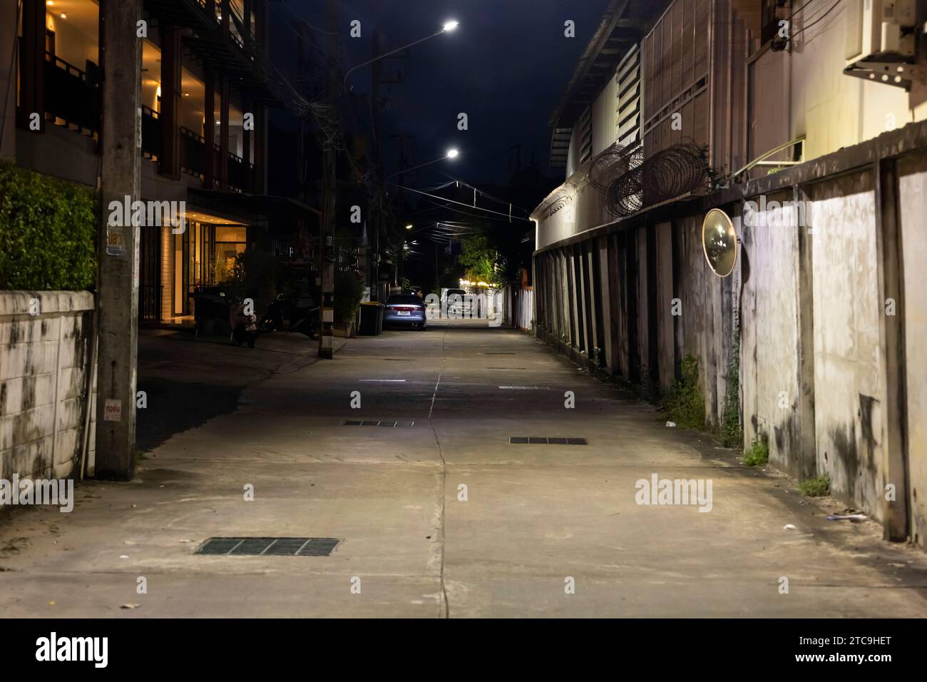 Strada locale in zona residenziale, centro città notturno, Ubon Ratchathani, Isan, Thailandia, sud-est asiatico, Asia Foto Stock