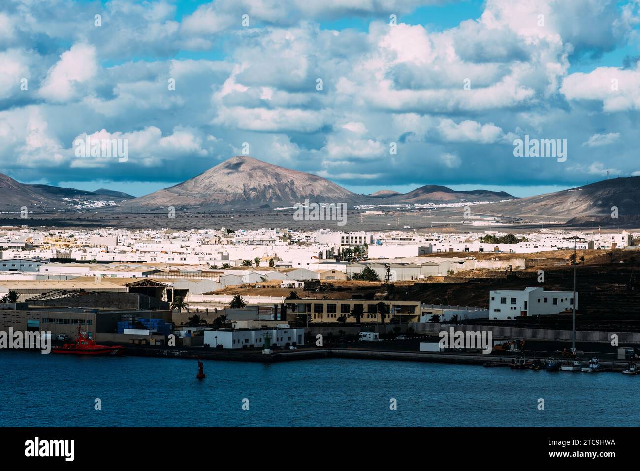 Il cratere del vulcano Cuervo da Lanzarote, Isole Canarie, Spagna Foto Stock