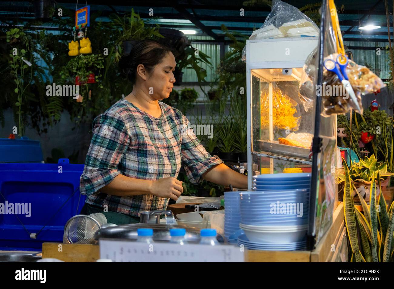 Piccolo ristorante vicino al mercato di Yamo, cucina femminile, Nakhon Ratchasima, Isan, Thailandia, sud-est asiatico, Asia Foto Stock