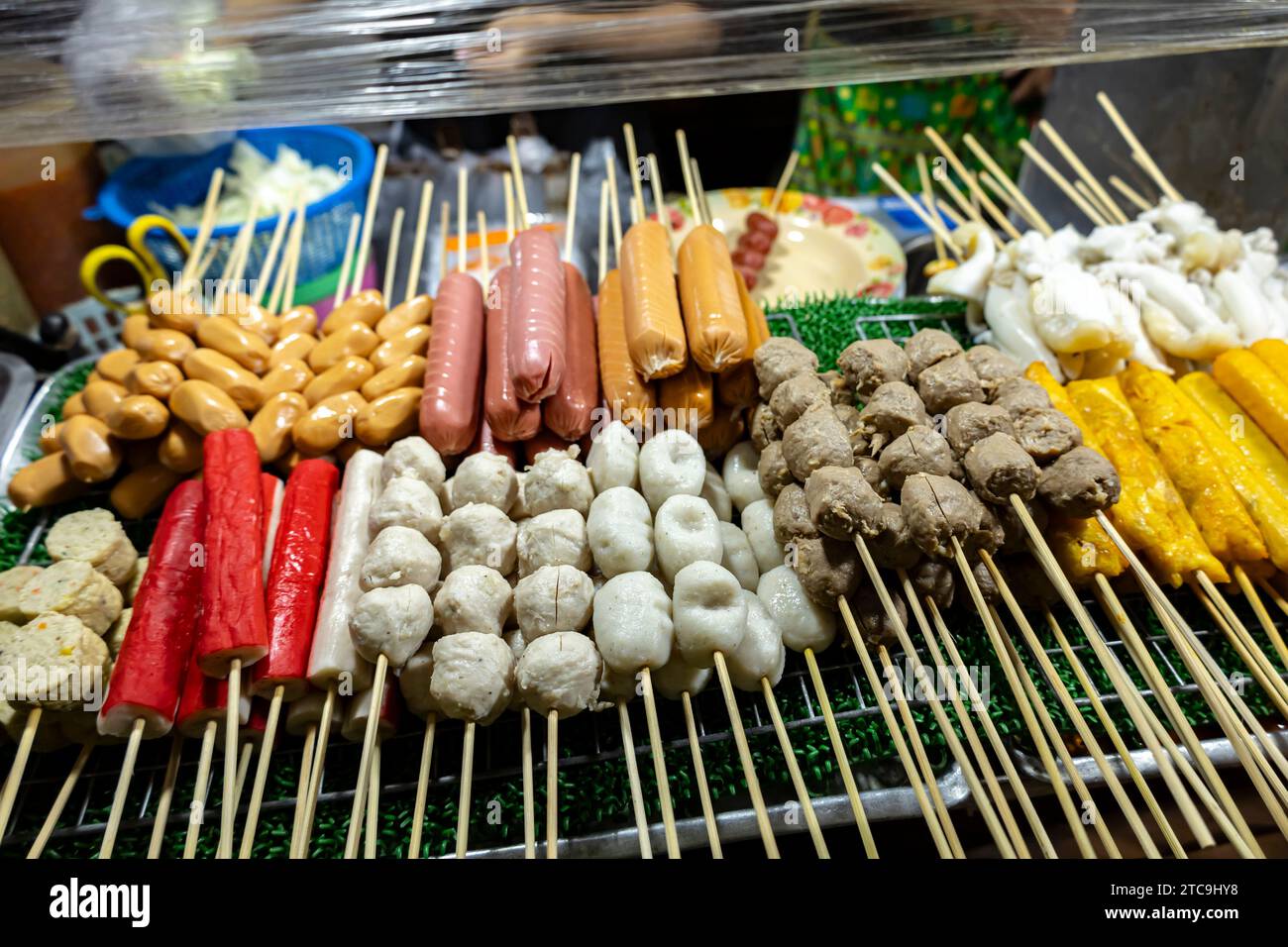 Polpette di carne alla griglia e palla di pesce, nell'area delle bancarelle di Yamo Market, Naight Market, Nakhon Ratchasima, Isan, Thailandia, sud-est asiatico, Asia Foto Stock