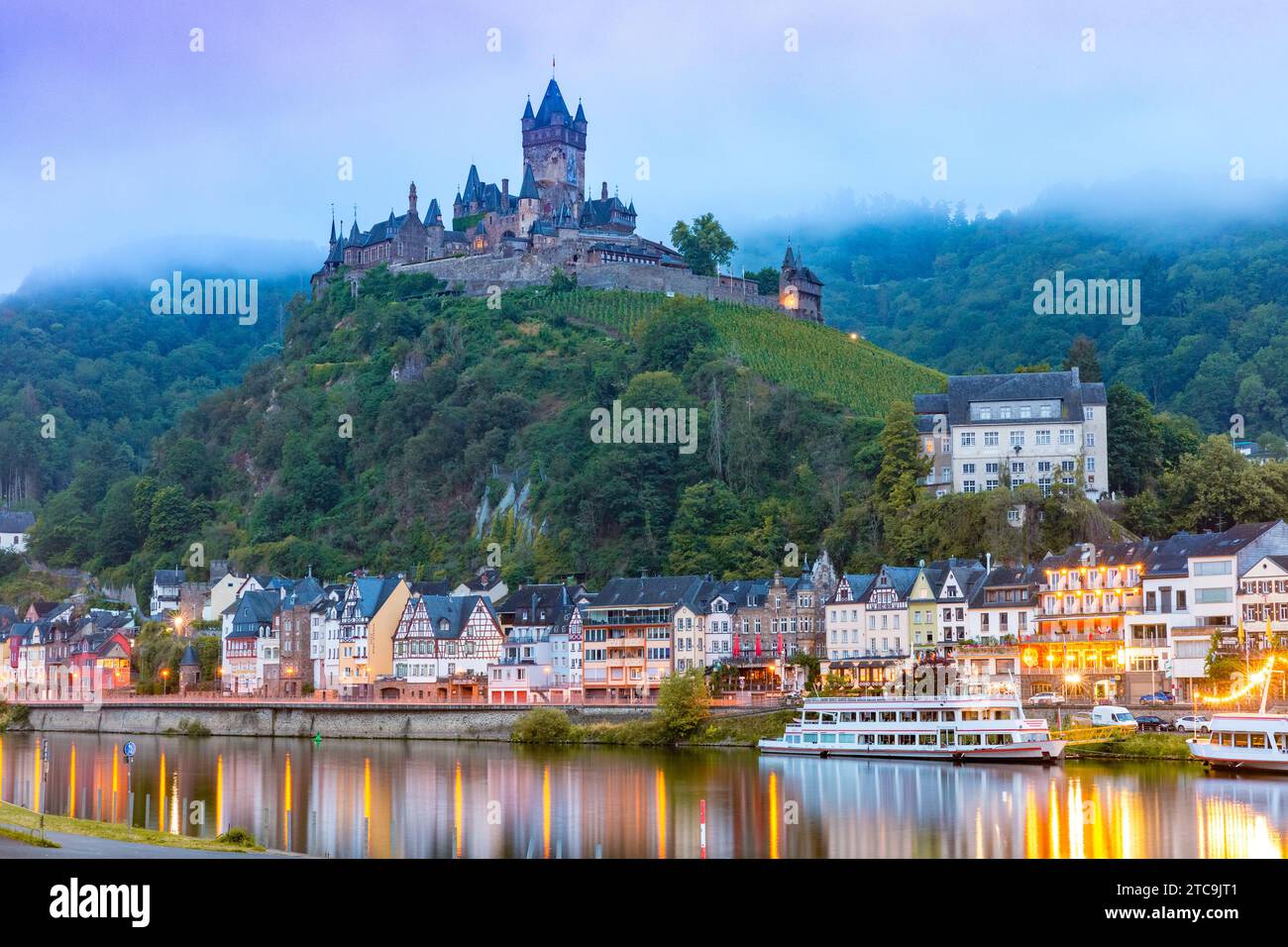 Foggy Cochem, splendida città sul romantico fiume Mosella, castello di Reichsburg sulla collina, Germania Foto Stock