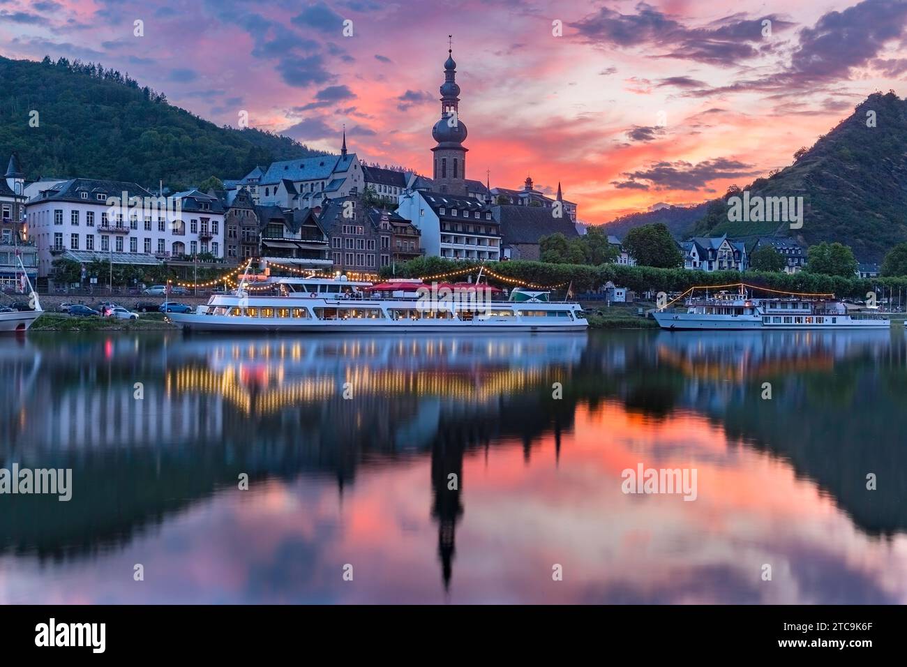 Incredibile tramonto a Cochem, splendida città storica sul romantico fiume Mosella, Germania Foto Stock