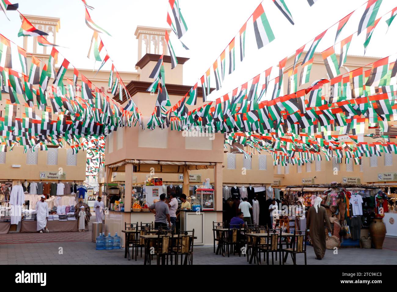 Dubai, emirati arabi uniti - 4 dicembre 2023 bandiere nazionali degli emirati arabi uniti decorate in occasione delle celebrazioni della giornata nazionale Foto Stock