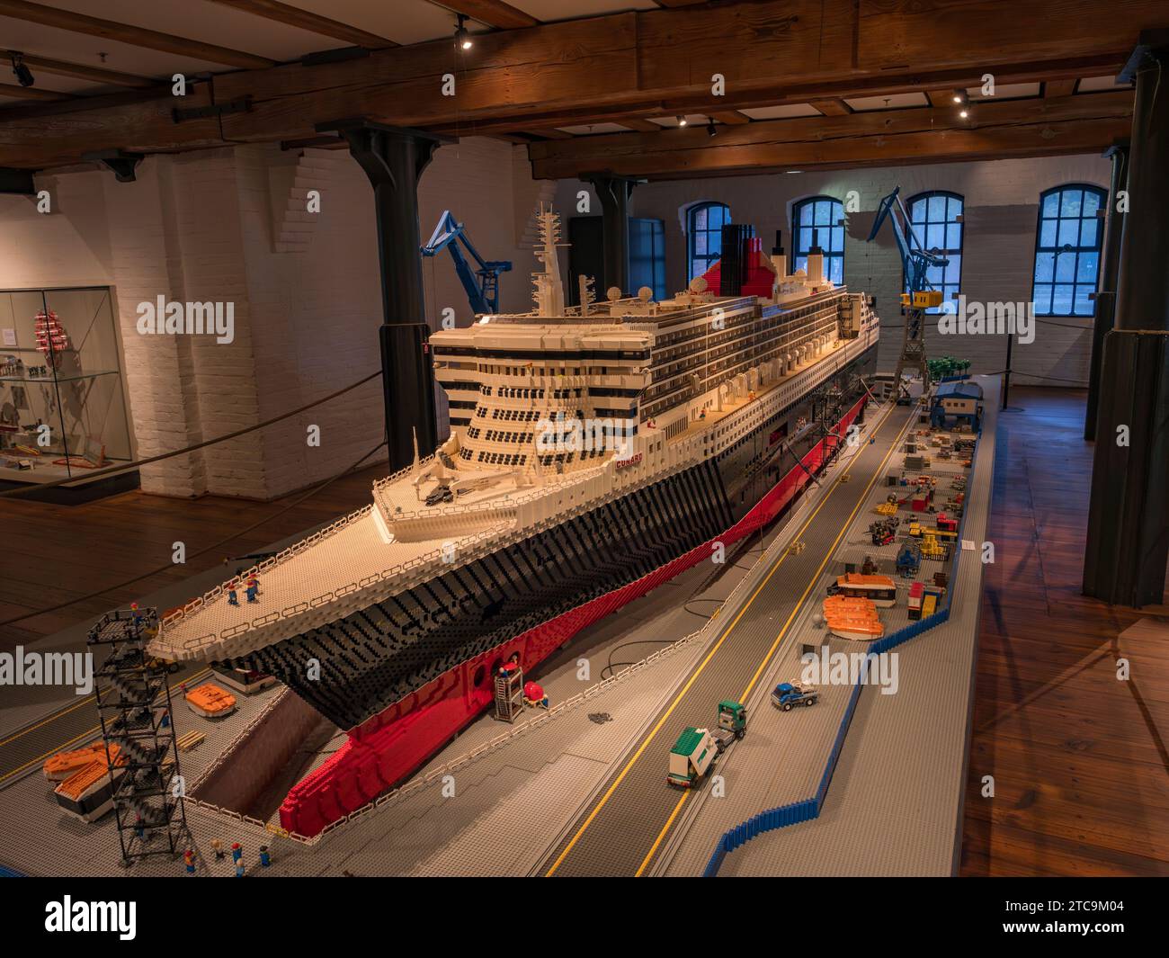 Un modello in mattoni Lego della Regina Maria 2 (QM2) all'International Maritime Museum di HafenCity, Amburgo, Germania. Foto Stock