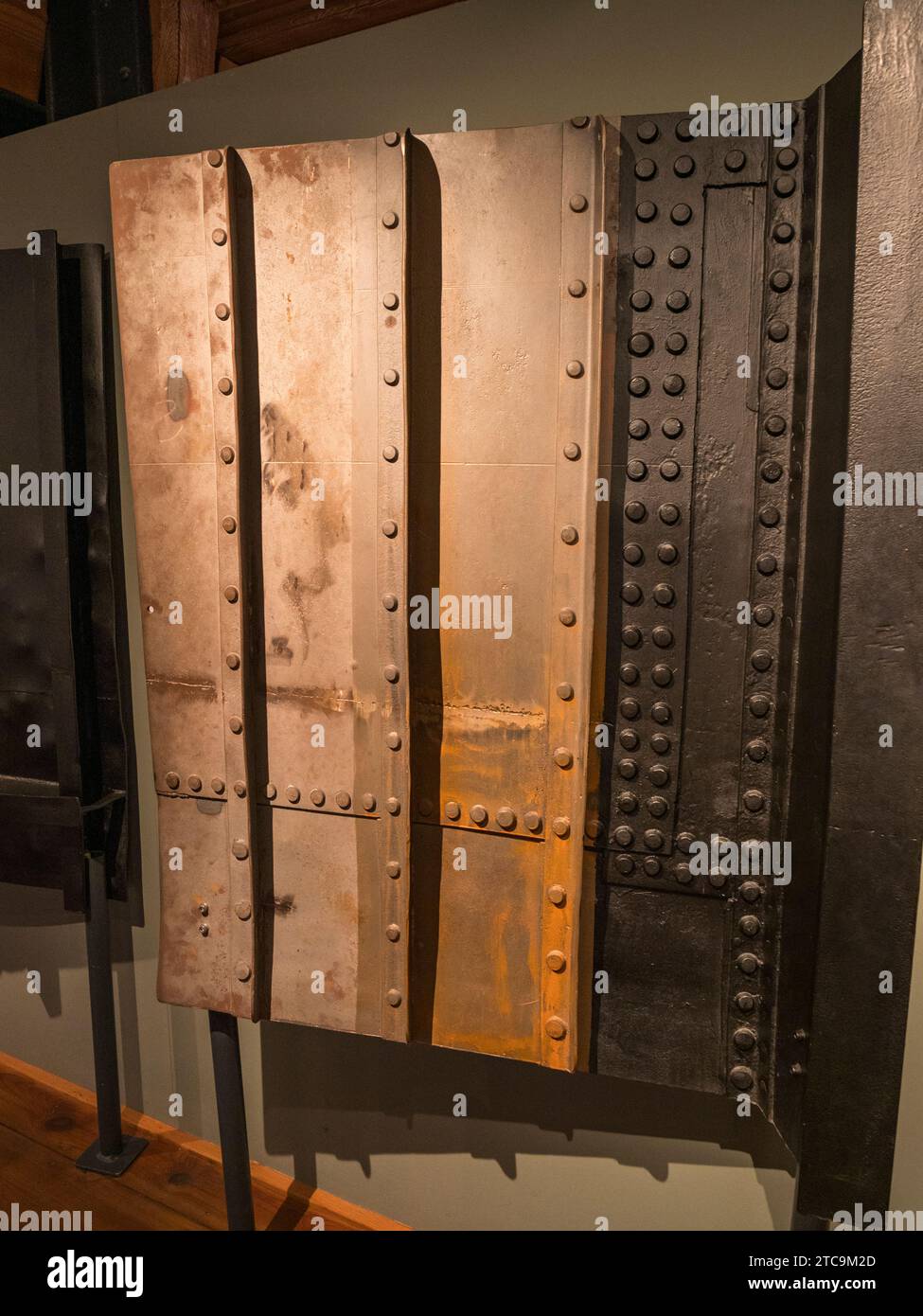 Esempio di acciaio rivettato con rivestimento utilizzato nella costruzione di navi del XIX secolo presso il Museo marittimo internazionale di HafenCity, Amburgo, Germania. Foto Stock