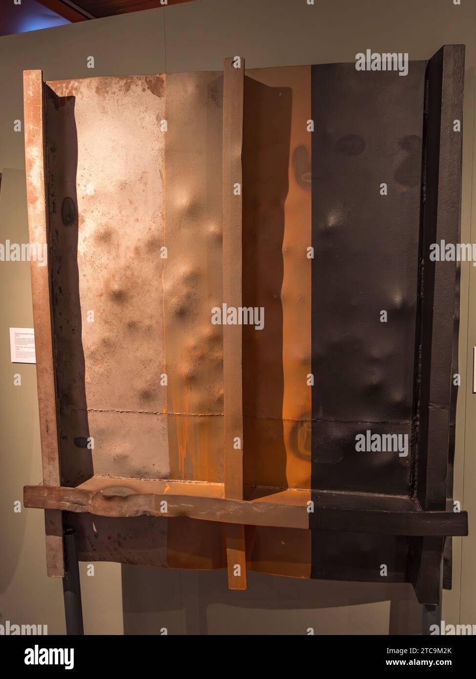 Esempio di acciaio saldato con rivestimenti costruzione di navi presso il Museo marittimo internazionale di HafenCity, Amburgo, Germania. Foto Stock