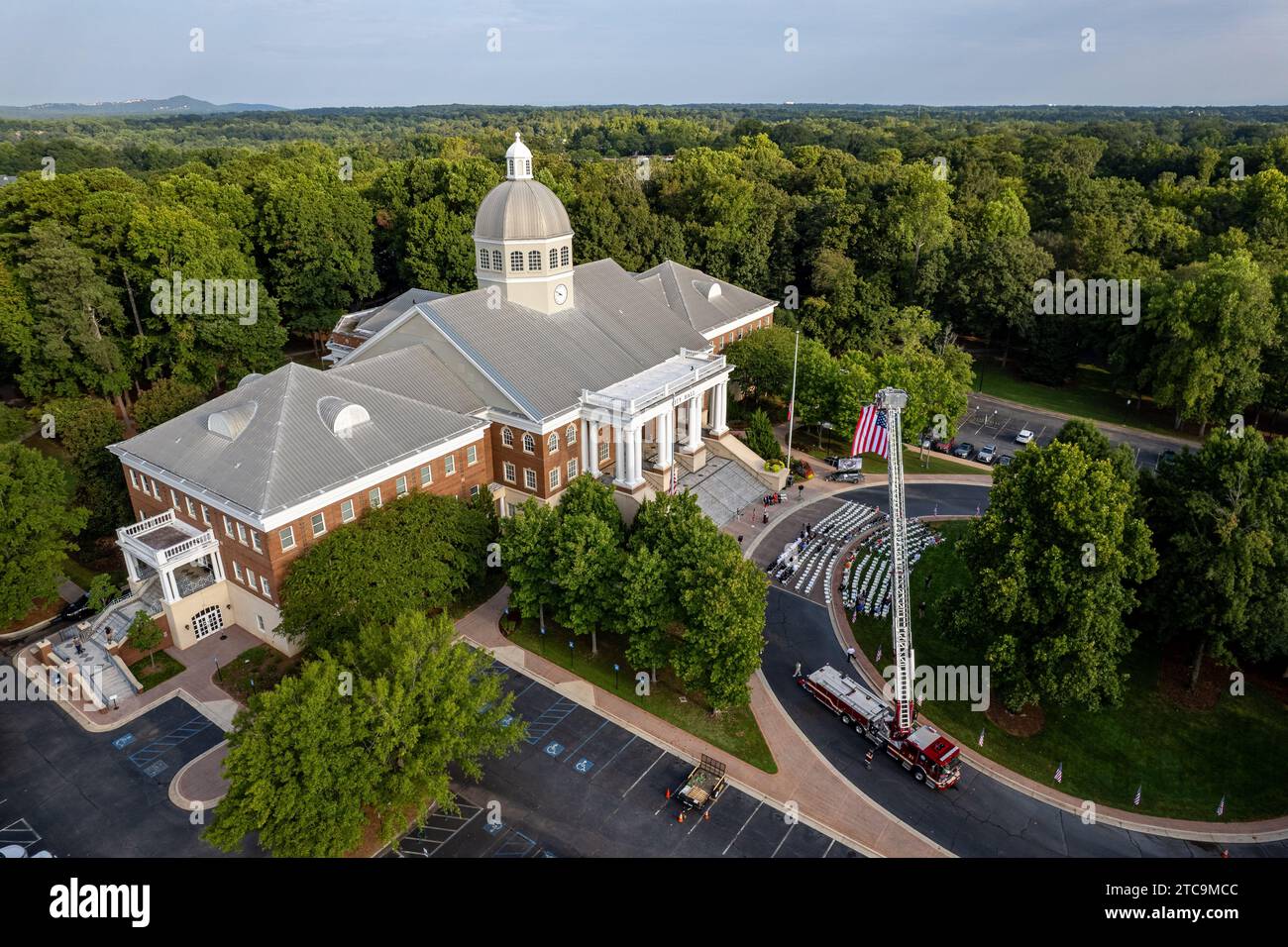 I cittadini di Roswell, Georgia, si riuniscono di fronte al Municipio mentre i loro leader della comunità si alzano sui gradini, conducendo un servizio di commemorazione del 9/11 Twenty-Tw Foto Stock