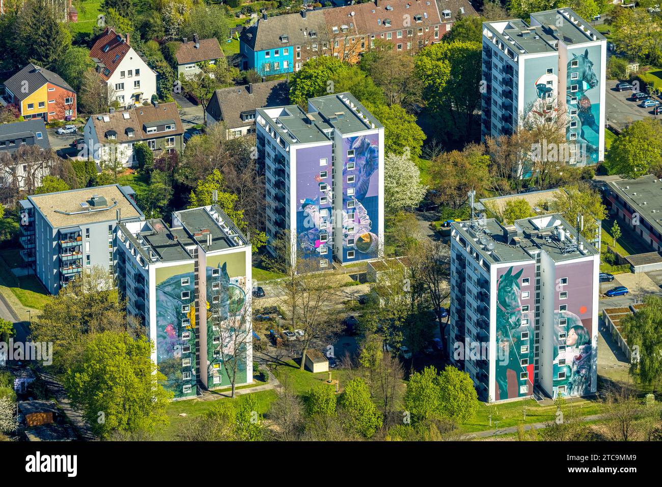 Vista aerea, edifici alti con motivi di grande formato di cavalli, bambini e astronauti sulle facciate, Espenstraße, Wambel, Dortmund, Ruhr, Foto Stock