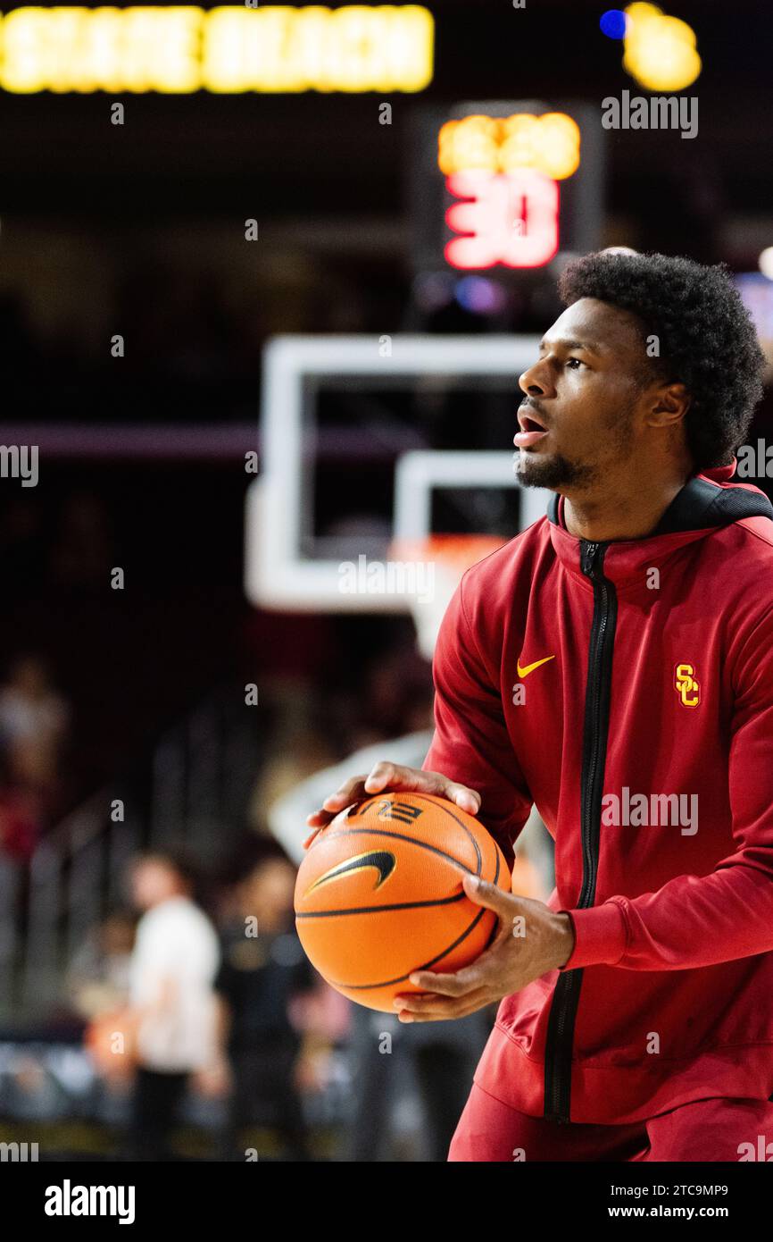 I Southern California Trojans sorvegliano Bronny James (6) prima di fare il suo debutto al Galen Center domenica 10 dicembre 2023 a Los Angeles, California. Long Beach State sconfisse i Trojans 84-79. (Aliyah Navarro/immagine dello sport) Foto Stock