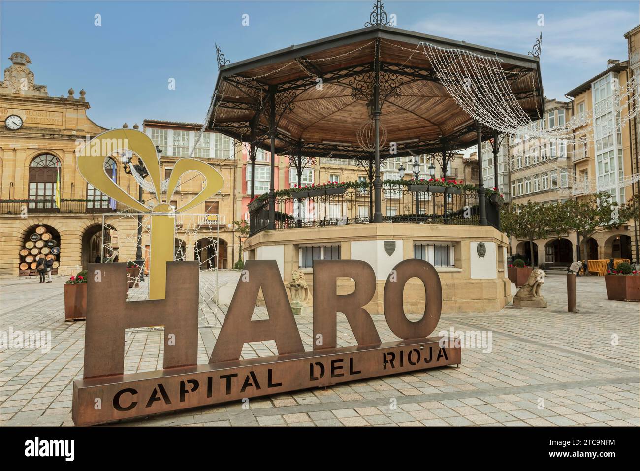 Haro, Rioja, Spagna - 3 dicembre 2023 - la piazza principale della piccola città di Haro capitale della regione di Rioja Foto Stock