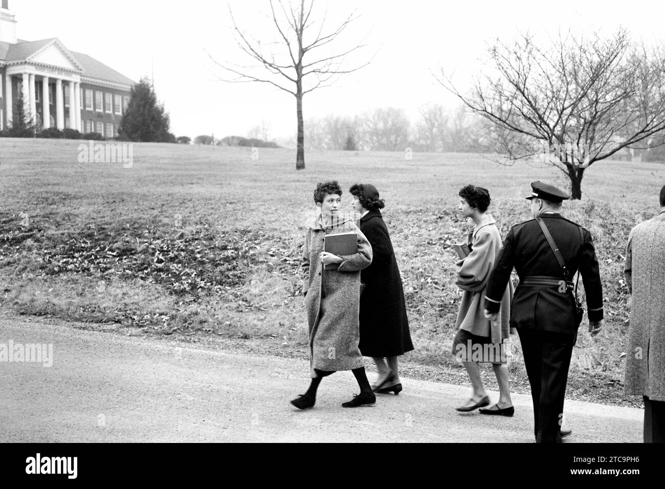 Studenti afroamericani che camminano lungo il vialetto di accesso, fuori dalla Warren County High School durante l'integrazione scolastica, Front Royal, Virginia, USA, Thomas J. o'Halloran, U.S. News & World Report Magazine Photography Collection, 19 febbraio 1959 Foto Stock