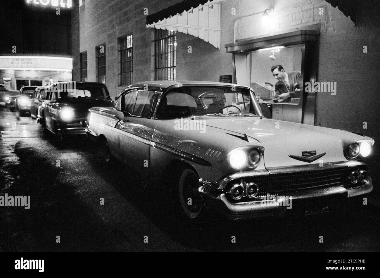 Cars in fila presso il drive-thru window della banca suburbana, Maryland, USA, Thomas J. o'Halloran, U.S. News & World Report Magazine Photography Collection, 7 febbraio 1958 Foto Stock