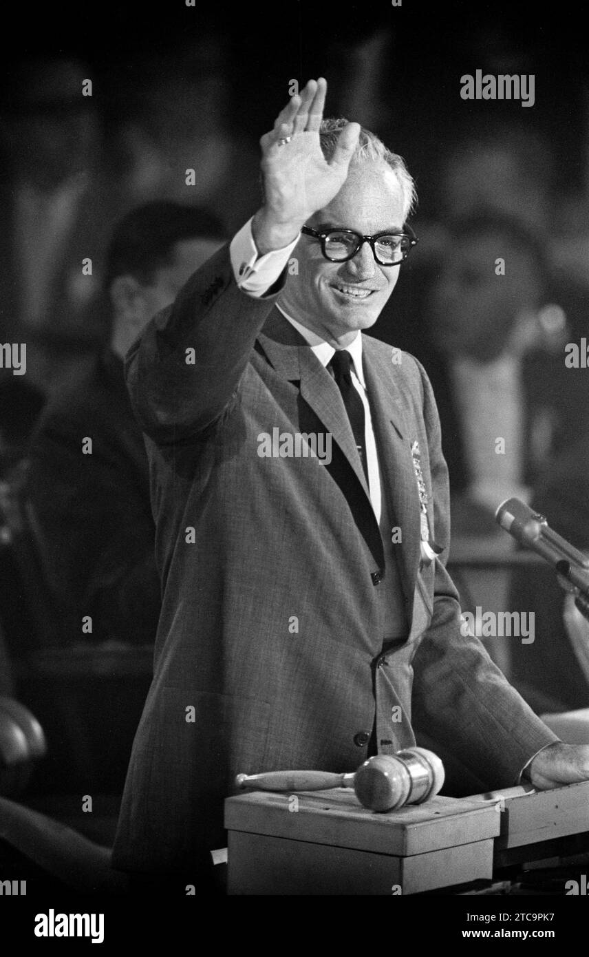 Il senatore degli Stati Uniti Barry Goldwater saltava dal rostrum durante la Republican National Convention, Chicago, Illinois, USA, Thomas J. o'Halloran, U.S. News & World Report Magazine Photography Collection, 27 luglio 1960 Foto Stock