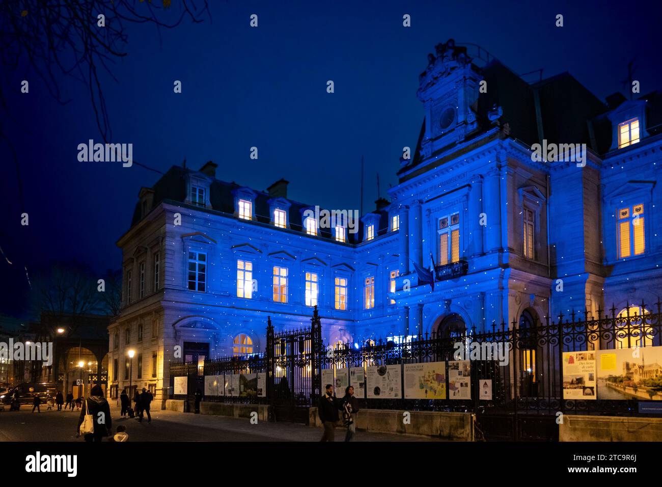 Parigi, Francia, Mairie de Paris Centre (Municipio) 3° arrondissement con illuminazione natalizia, solo editoriale. Foto Stock