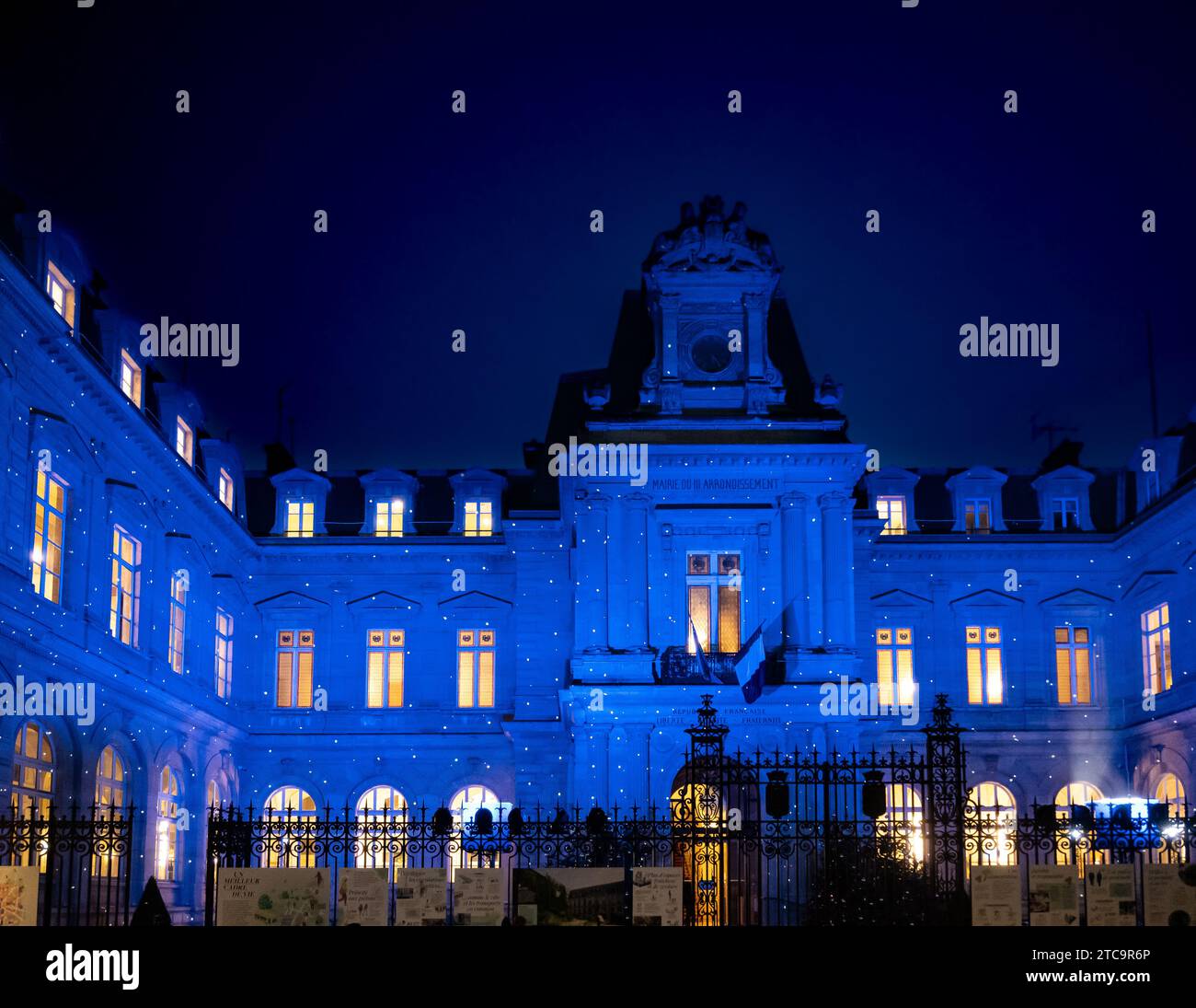 Parigi, Francia, Mairie de Paris Centre (Municipio) 3° arrondissement con illuminazione natalizia, solo editoriale. Foto Stock