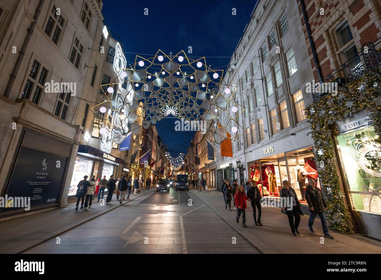 Londra, Regno Unito. 11 dicembre 2023. Una serata vivace e secca nel centro di Londra con gli acquirenti che ammirano le impressionanti decorazioni natalizie in Old Bond Street. Crediti: Malcolm Park/Alamy Live News Foto Stock