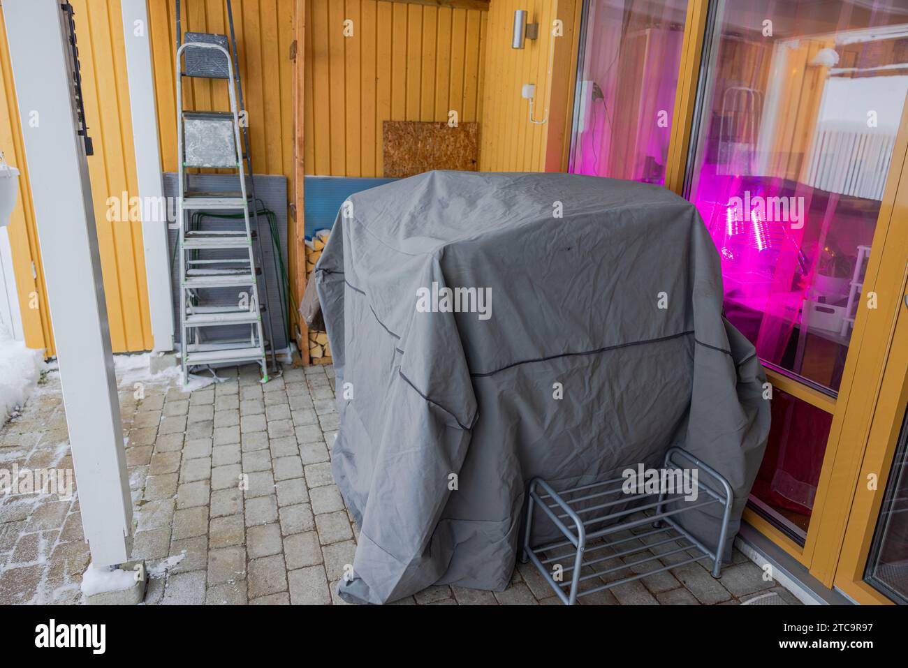 Vista dell'arredamento coperto da una custodia invernale sul patio dell'abitazione privata. Svezia. Foto Stock